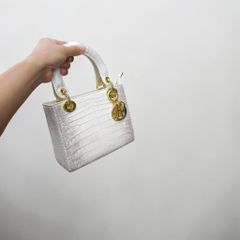 Túi nữ da cá sấu Bạch tạng phiên bản Thương hiệu. Size vừa 25cm.