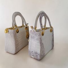 Túi nữ da cá sấu Bạch tạng phiên bản Thương hiệu. Size vừa 25cm.