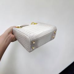 Túi nữ da cá sấu Bạch tạng phiên bản Thương hiệu. Size vừa 25cm.
