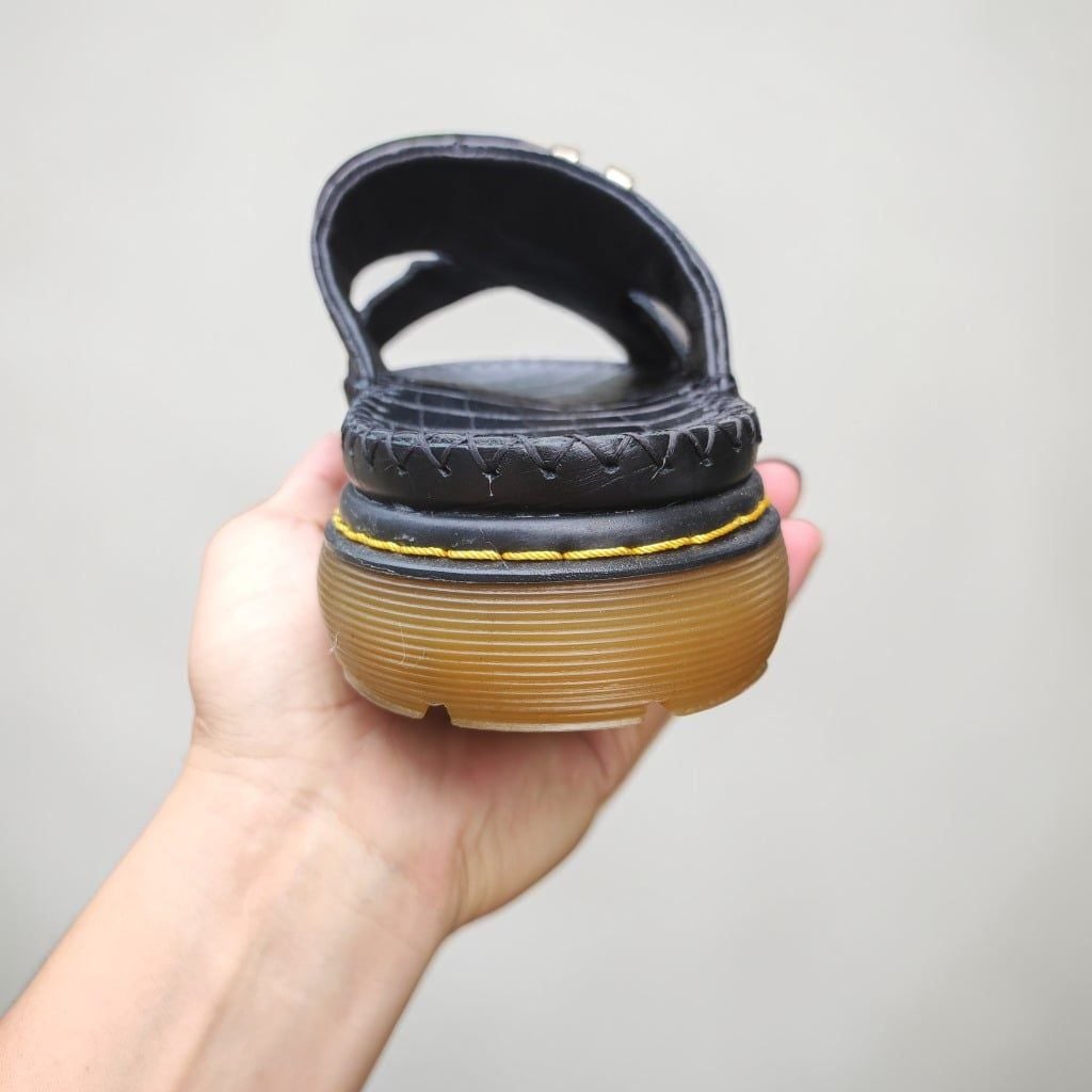 Dép quai ngang Da cá sấu trơn mềm. Đế Doctor 4.5cm nâng tầm Phong thái!