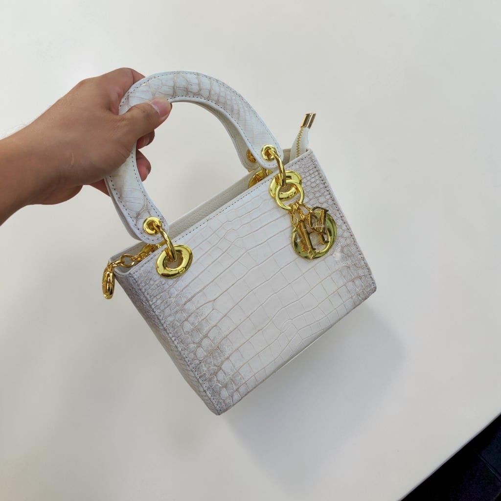 Túi nữ da cá sấu Bạch tạng phiên bản Thương hiệu. Size vừa 25cm.