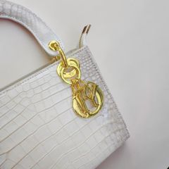 Túi nữ da cá sấu Bạch tạng phiên bản Thương hiệu. Size vừa 25cm.