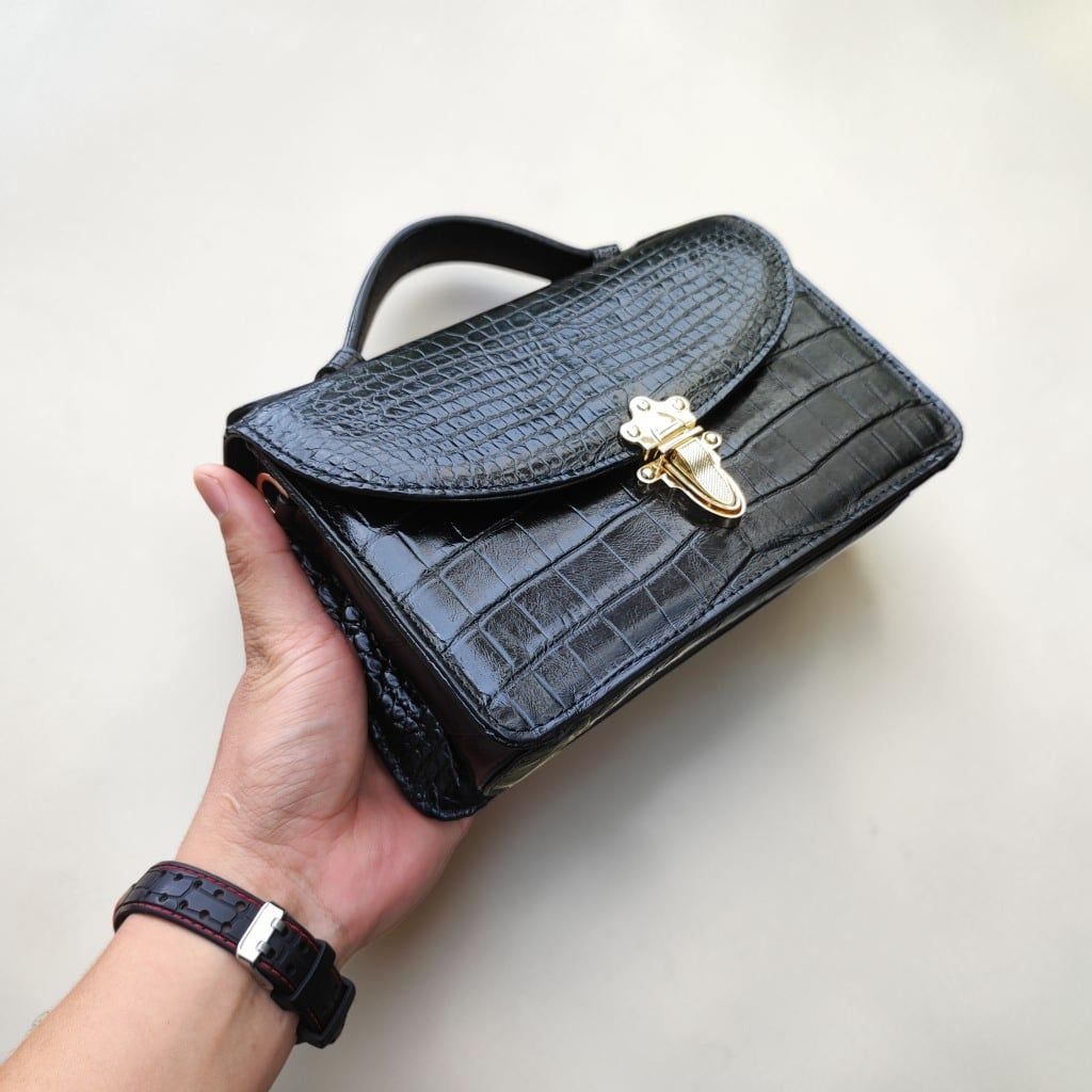 Túi xách khóa Nữ hoàng có dây đeo. Size 23*15*9cm vừa vặn!
