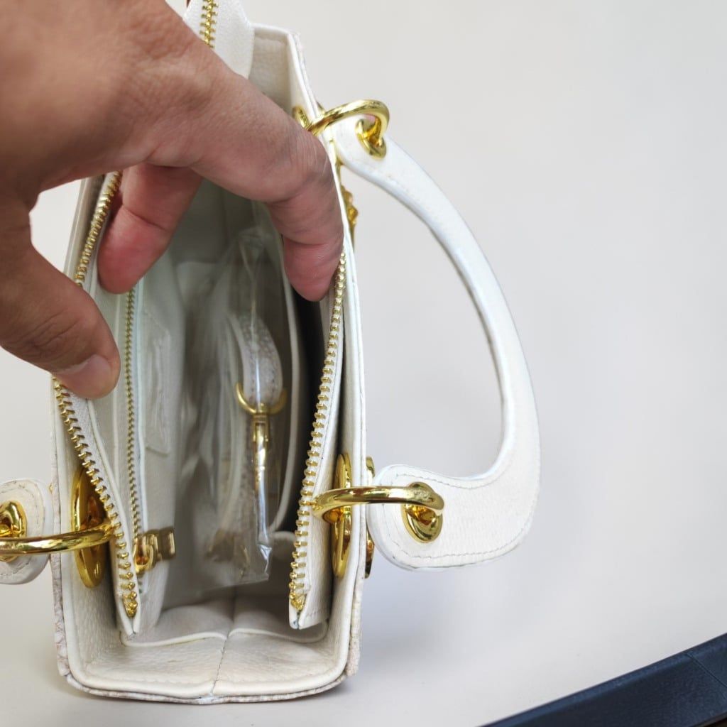 Túi nữ da cá sấu Bạch tạng phiên bản Thương hiệu. Size vừa 25cm.