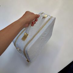 Cặp nam da cá sấu bạch tạng hình hộp có Khóa Số bảo mật. Size tầm trung dễ dùng!
