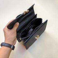 Túi xách khóa Nữ hoàng có dây đeo. Size 23*15*9cm vừa vặn!