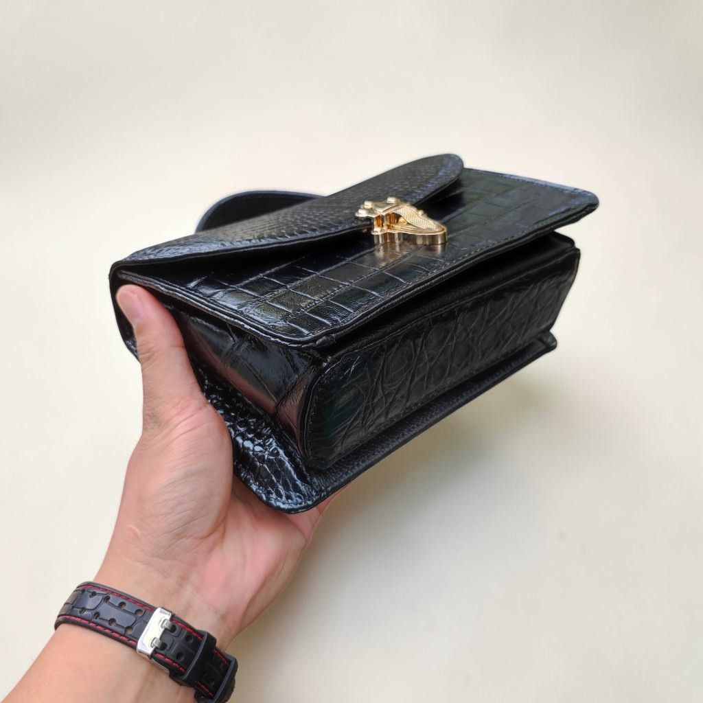 Túi xách khóa Nữ hoàng có dây đeo. Size 23*15*9cm vừa vặn!