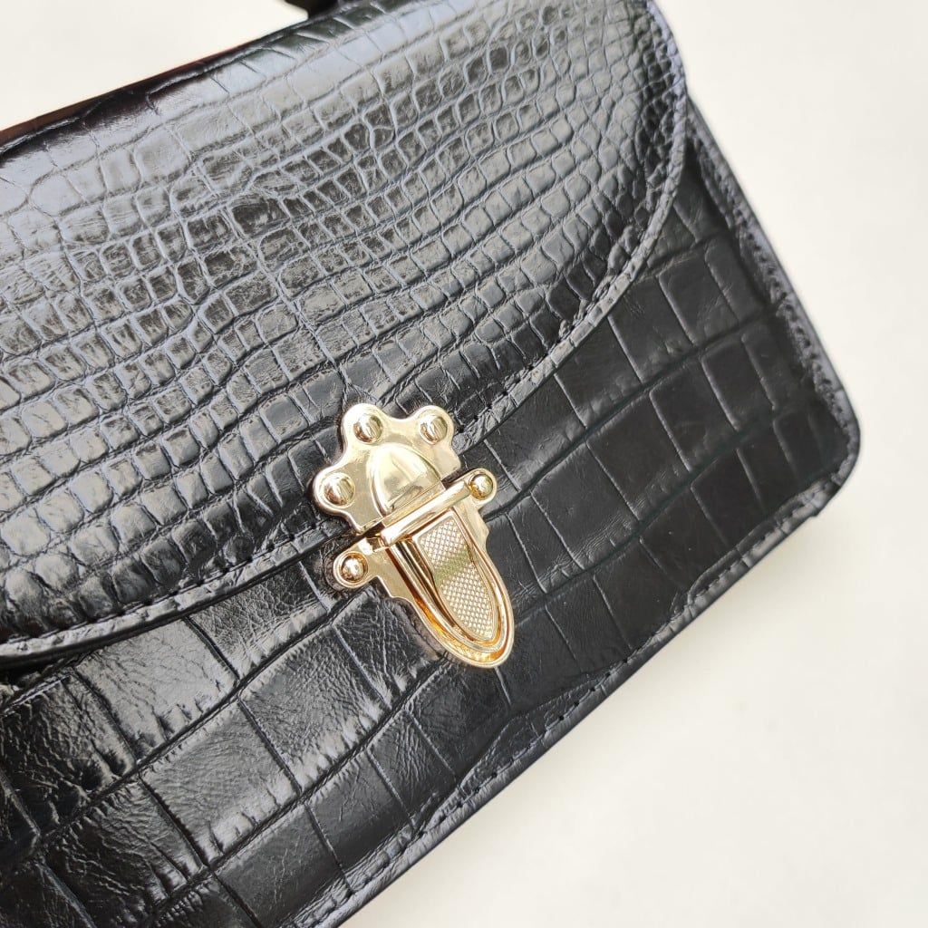 Túi xách khóa Nữ hoàng có dây đeo. Size 23*15*9cm vừa vặn!