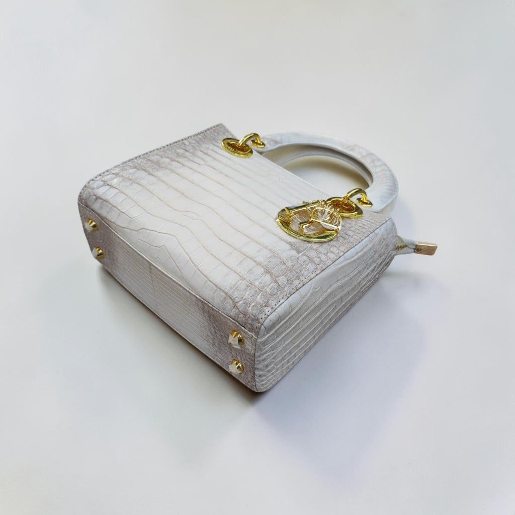 Túi nữ da cá sấu Bạch tạng phiên bản Thương hiệu. Size vừa 25cm.
