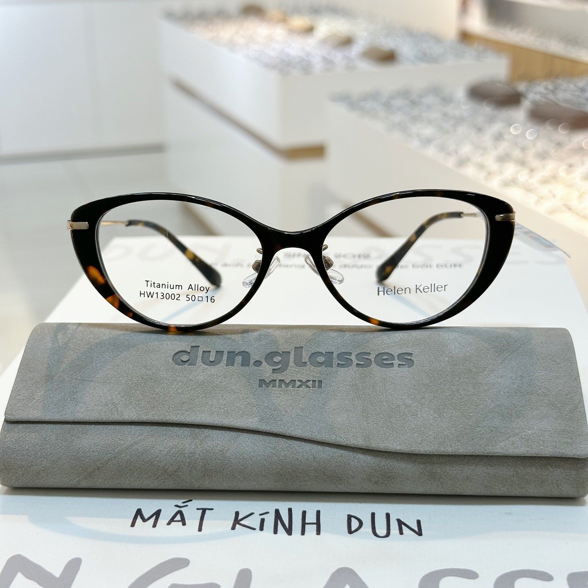  Mắt kính titanium Helen Keller HW 13002 
