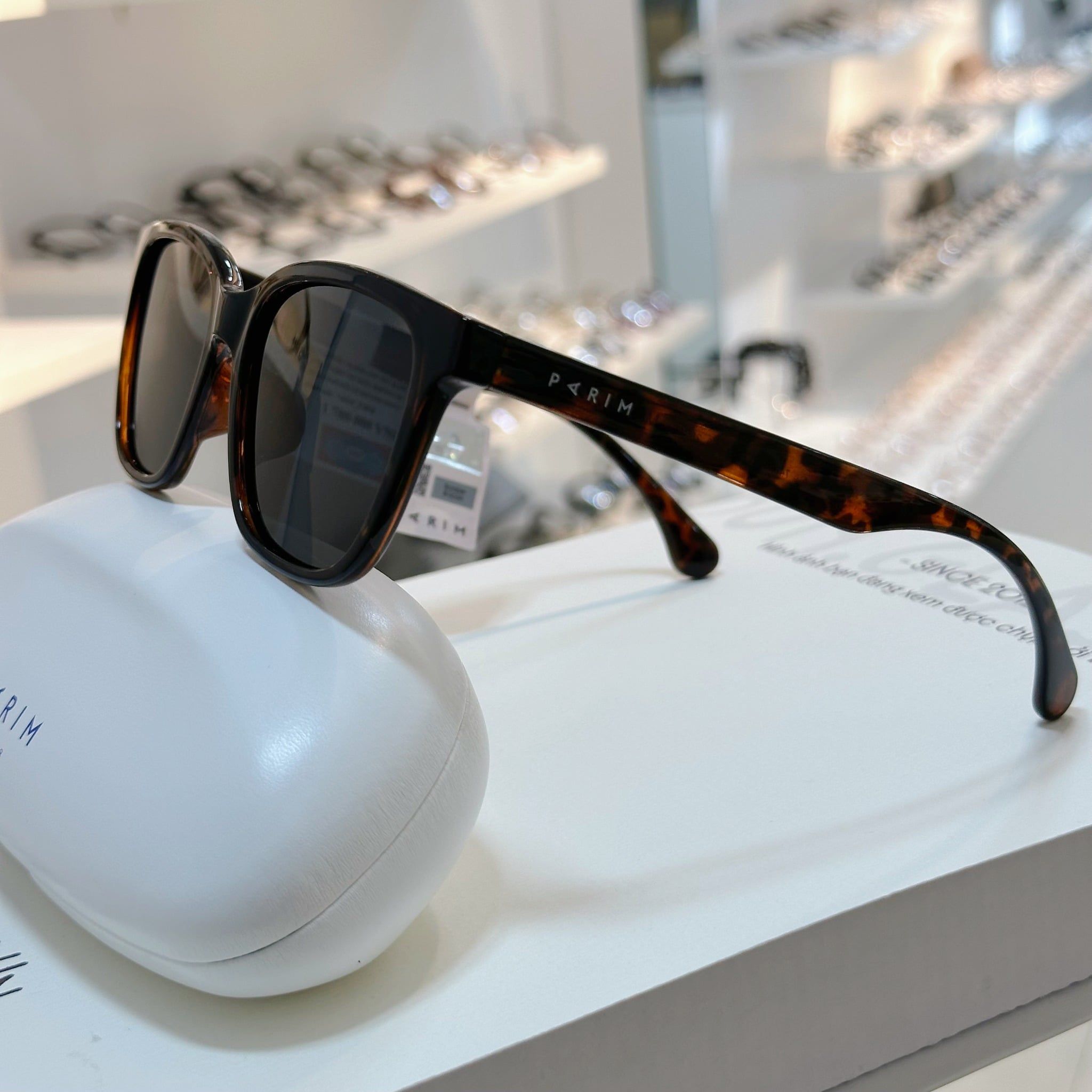  Kính mát Parim 74020 
