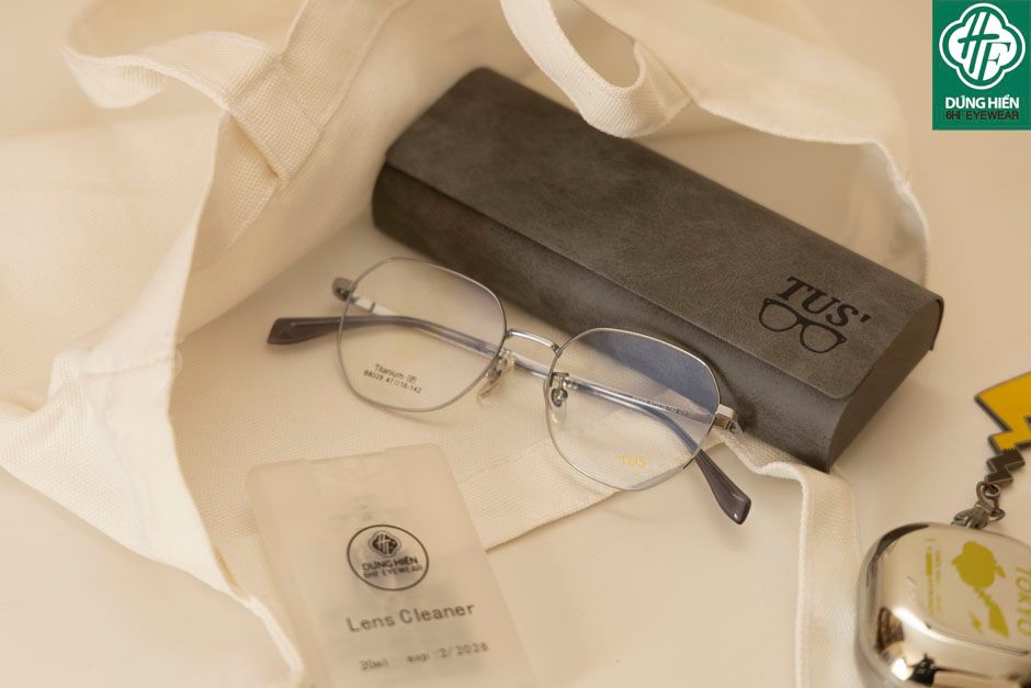 B8029 #  Gong xi 50% Titanium IP eyeglasses 