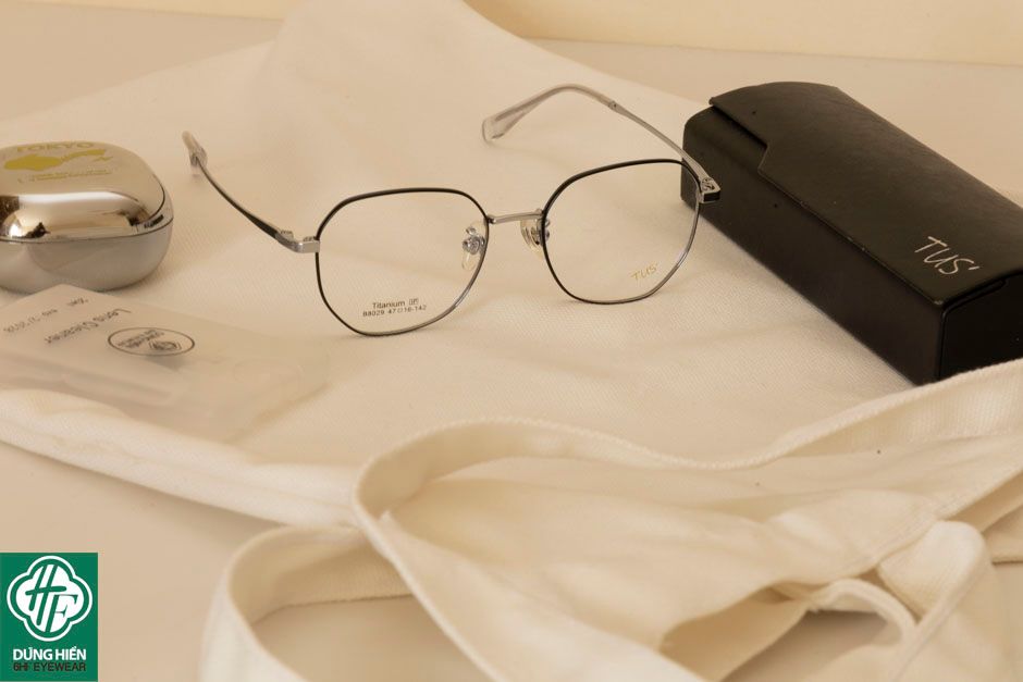  B8029 #  Gong xi 50% Titanium IP eyeglasses 