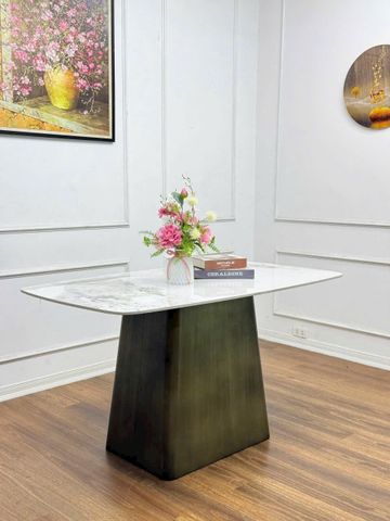  Bàn ăn mặt đá 24 