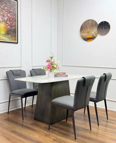  Bàn ăn mặt đá 24 