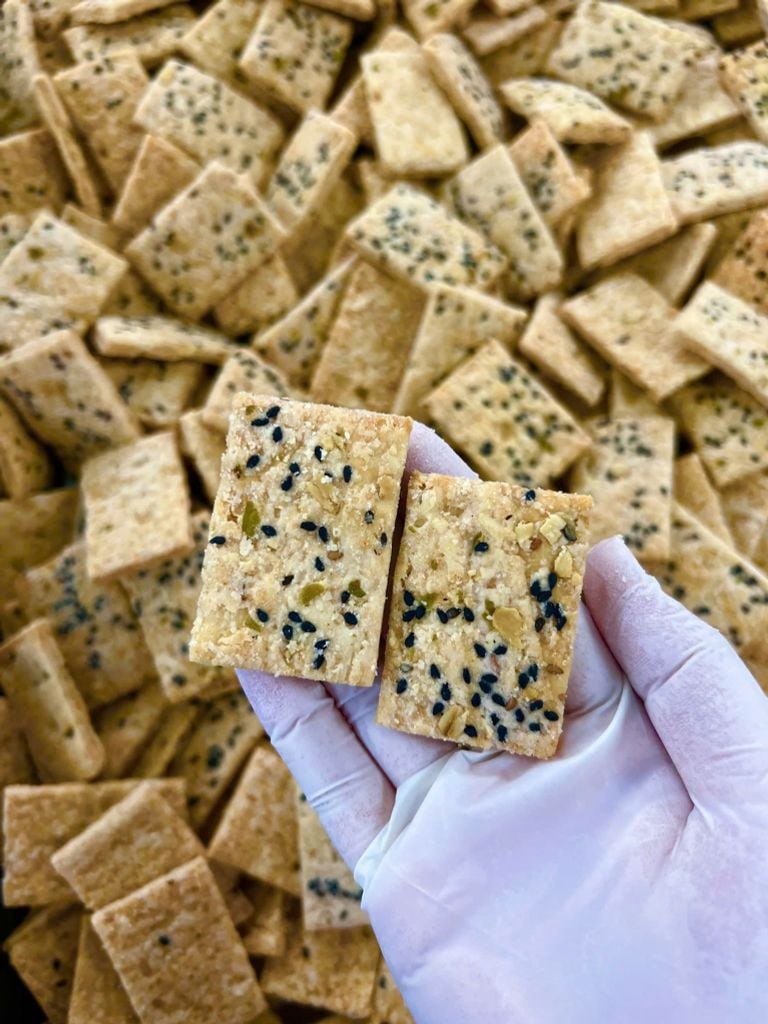 Bánh Mầm Hạt Yến Mạch Bh.Nong Hộp 150g/300g - Thực Phẩm Bổ Sung Dinh Dưỡng Cho Người Tiểu Đường, Người Ăn Chay, Ăn Kiêng, Giảm Cân, Tập Gym, Eat Clean, Hàm Lượng Chất Xơ Cao (Bánh Và Snack Healthy)