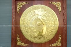 Tranh Trống Đồng Đỏ Đúc Bản Đồ Việt Nam Dát Vàng - Khung Vuông Hương Đá KT 127x127cm mặt trống DK 90cm