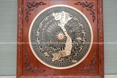 Tranh Trống Đồng Đỏ Đúc Bản Đồ Việt Nam - Khung Vuông Hương Đỏ KT 108x108cm Mặt Trống DK 80cm