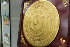 Tranh Trống Đồng Dát Vàng Kích Thước 127 x127  Cm Khung Vuông Đục Hoa Văn- Mặt Đúc