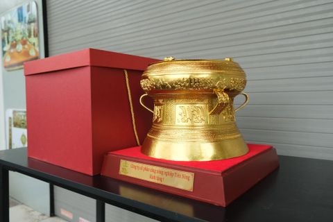 Trống Đồng vàng  Đường Kính 30Cm - Dát Vàng 18K - Chất Liệu Đồng Vàng