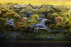 Tranh Đồng Mã Đáo Thành Công Nền Vàng Cạo Xước - KT 230*120 Khung Trơn