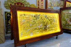 Tranh Đồng Vinh Quy Bái Tổ Đồng Vàng - Kích Thước 230*120Cm Khung Gỗ Sồi