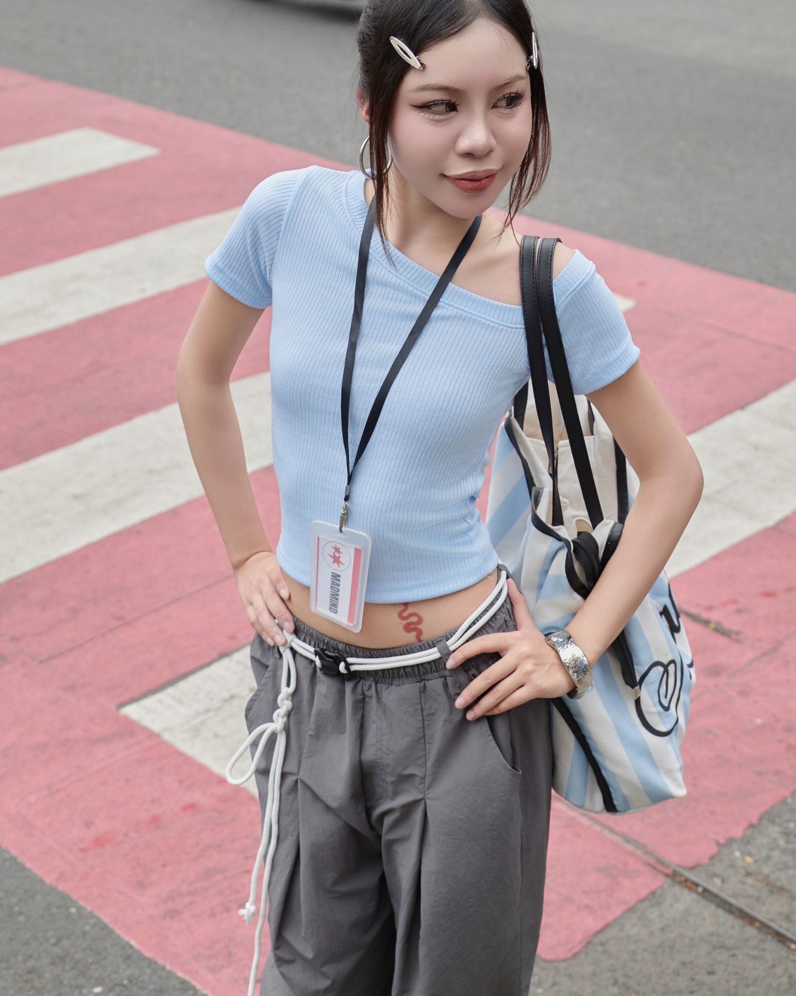  Áo Nữ Trễ Vai TOFU MADMIND - Màu Xanh Biển 