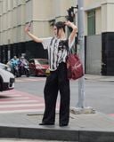  Áo Nữ Trễ Vai WAVY MADMIND - Màu Trắng Đen 