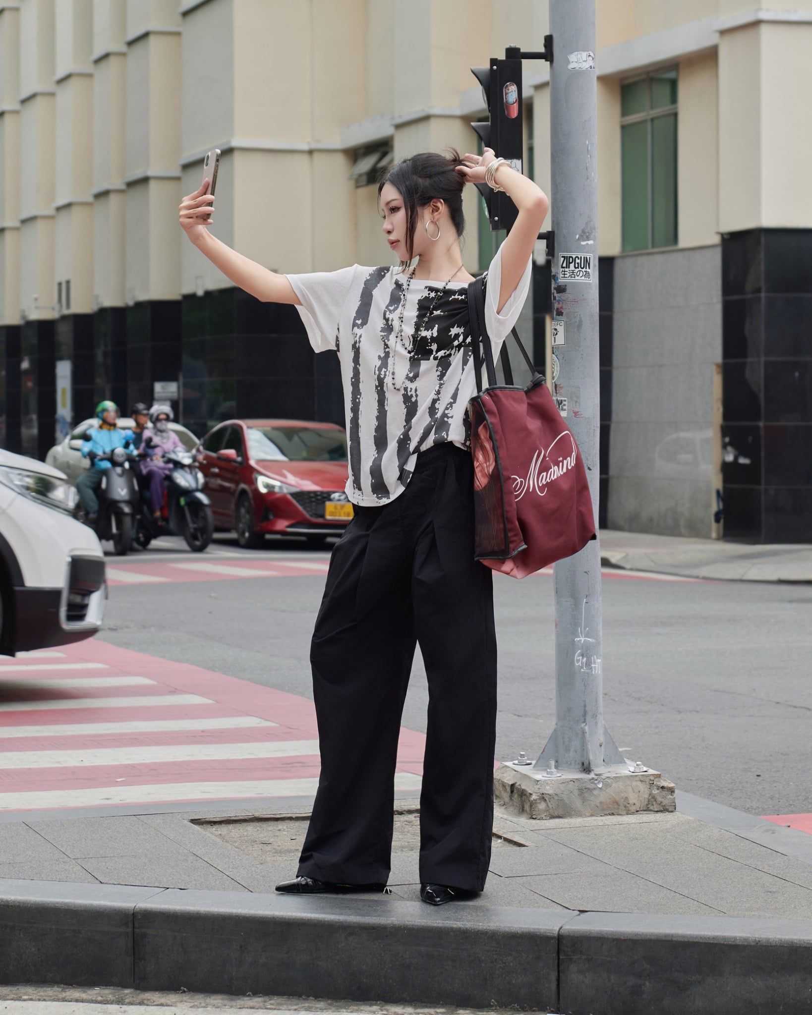  Áo Nữ Trễ Vai WAVY MADMIND - Màu Trắng Đen 