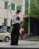  Áo Nữ Trễ Vai WAVY MADMIND - Màu Trắng Đen 