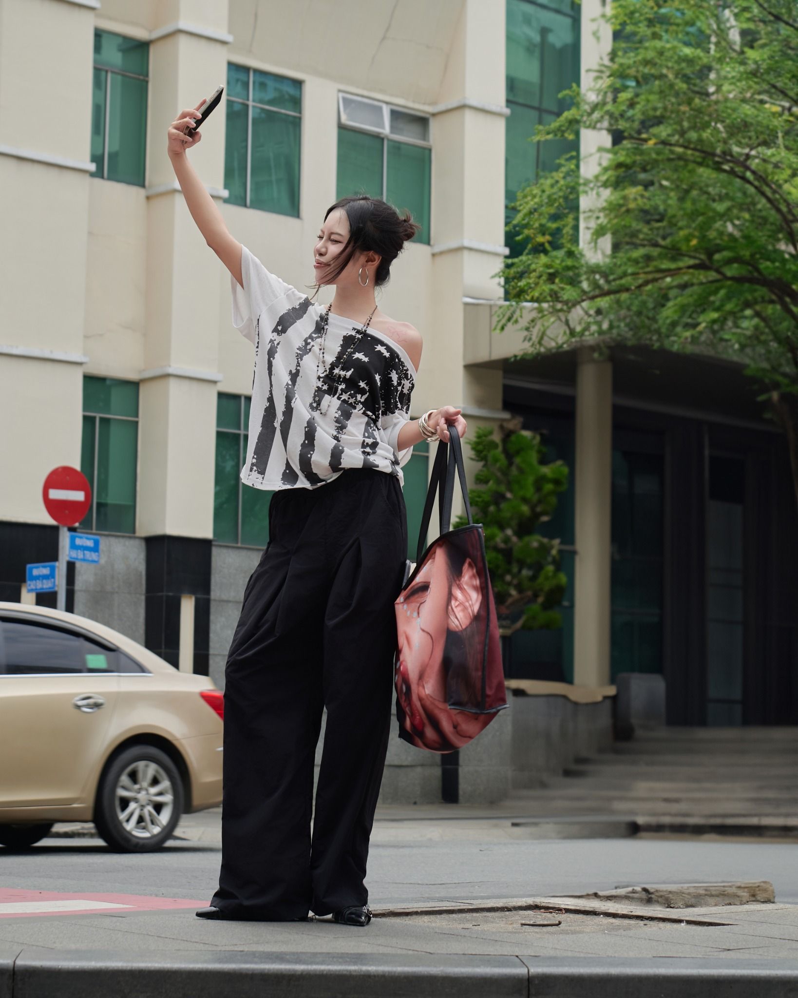  Áo Nữ Trễ Vai WAVY MADMIND - Màu Trắng Đen 