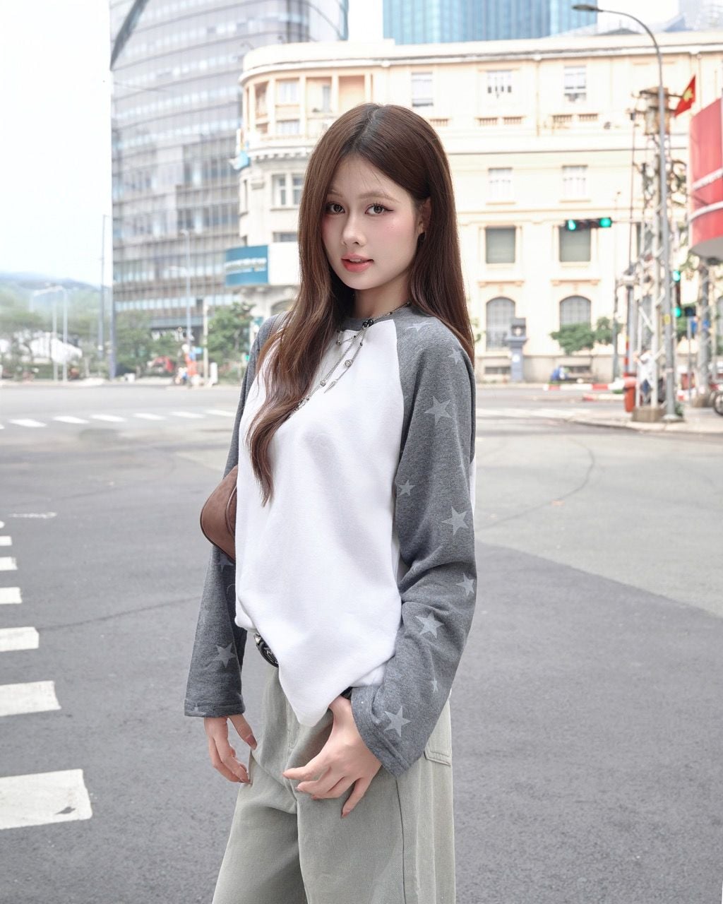  Áo Nỉ Raglan Tay Dài Hoạ Tiết Ngôi Sao MADMIND D14 - Màu Trắng Phối Tay Xám 