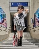  Áo Nữ Trễ Vai WAVY MADMIND - Màu Trắng Đen 