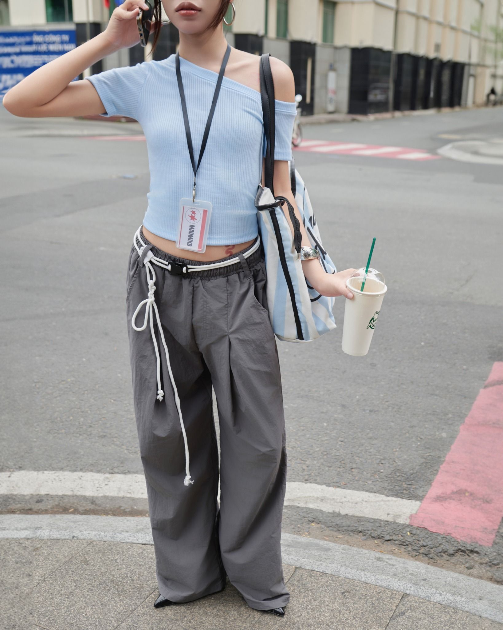  Áo Nữ Trễ Vai TOFU MADMIND - Màu Xanh Biển 