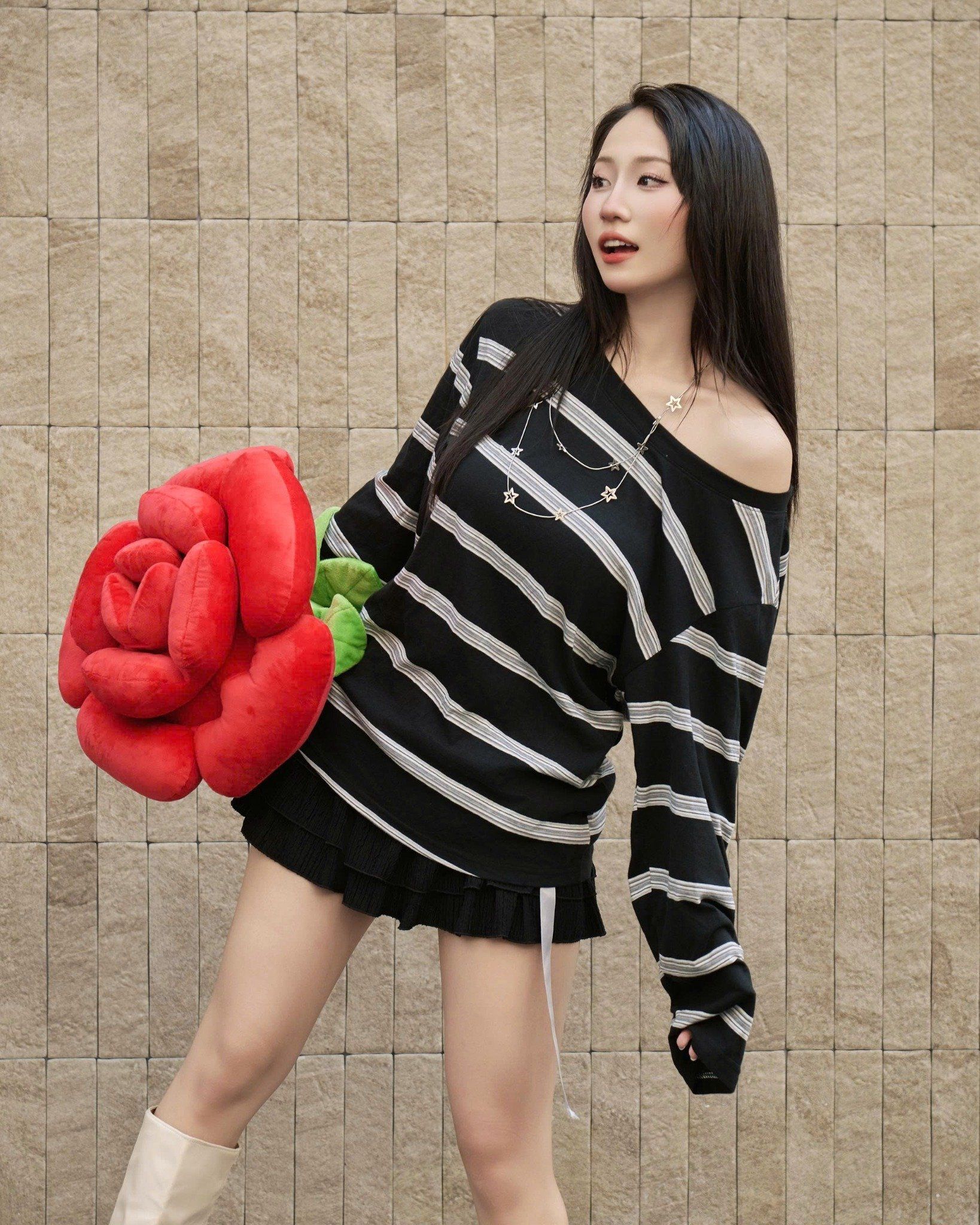  Áo Rộng, Tay Dài Trễ Vai MADMIND D9 - Màu Sọc Đen 