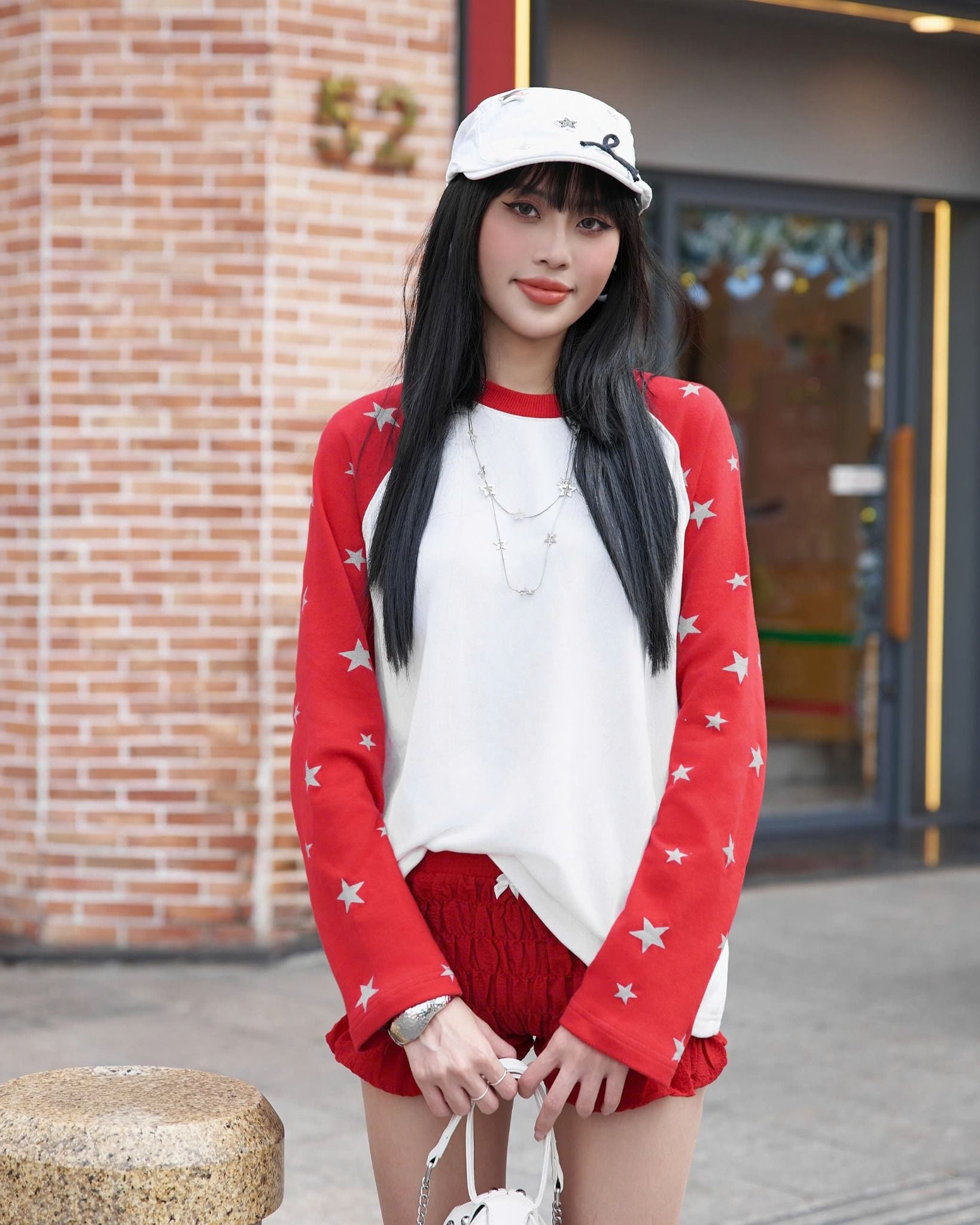  Áo Nỉ Raglan Tay Dài Hoạ Tiết Ngôi Sao MADMIND D14 - Màu Trắng Phối Tay Đỏ 