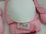  Bộ bảo vệ size L mầu hồng trắng dành cho bé gái thương hiệu FILA. Độ mới khoảng 90% 