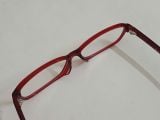  Gọng kính màu đỏ đun thương hiệu Rayban nổi tiếng. 