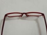  Gọng kính màu đỏ đun thương hiệu Rayban nổi tiếng. 