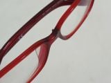  Gọng kính màu đỏ đun thương hiệu Rayban nổi tiếng. 