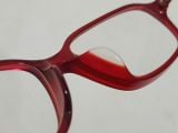  Gọng kính màu đỏ đun thương hiệu Rayban nổi tiếng. 