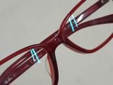  Gọng kính màu đỏ đun thương hiệu Rayban nổi tiếng. 