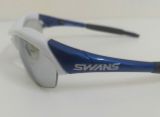  Kính chơi thể thao màu trắng phối xanh Swans (Made in Japan). 