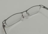  Gọng kính nam giới nửa viền titanium màu bạch kim Police (Độ mới hơn 90%). 