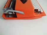  Máy đánh chữ cổ điển nhiều năm tuổi màu cam hiếm gặp Nippo (Made in Japan). 