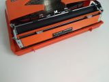  Máy đánh chữ cổ điển nhiều năm tuổi màu cam hiếm gặp Nippo (Made in Japan). 