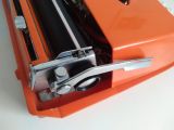 Máy đánh chữ cổ điển nhiều năm tuổi màu cam hiếm gặp Nippo (Made in Japan). 