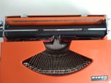  Máy đánh chữ cổ điển nhiều năm tuổi màu cam hiếm gặp Nippo (Made in Japan). 