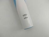  Bàn chải đánh răng điện màu xanh phối màu trắng Braun dạng sạc (Made in Germany). 