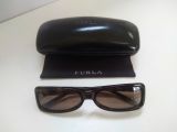  Kính râm gọng màu mai rùa đồi mồi, tròng màu nâu Furla (Made in Italy). 